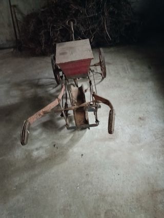 Sementadora antigua de hierro y madera