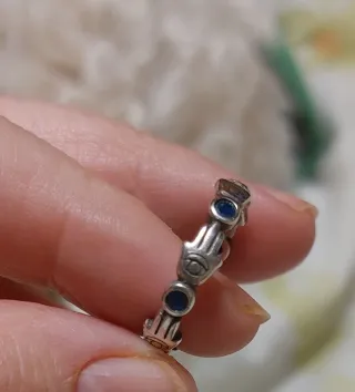 Anillo plata con Mano de Fátima y piedras negras
