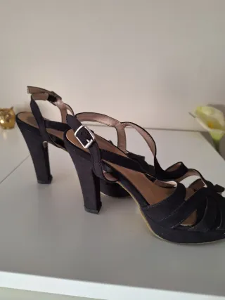 Sandalias negras de tiras