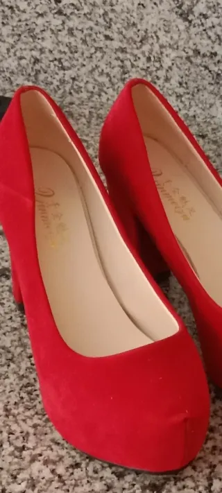 Zapatos de tacón rojos