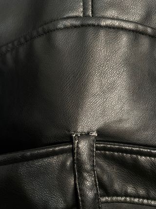 Cazadora biker negra efecto piel Zara