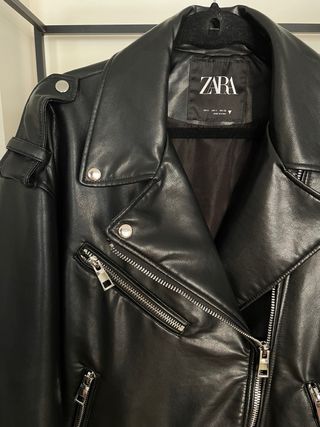 Cazadora biker negra efecto piel Zara