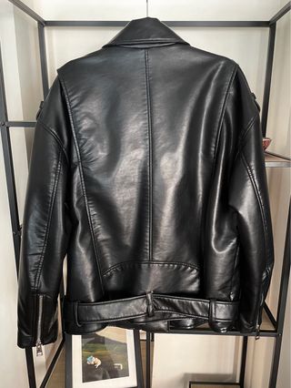 Cazadora biker negra efecto piel Zara