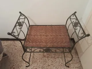 Sgabello in ferro battuto e vimini