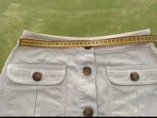 Minifalda blanca con botones
