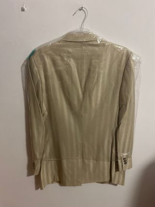 Traje completo beige y dorado