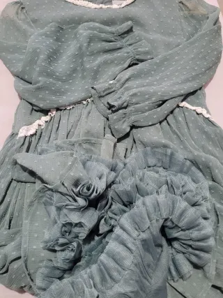 Vestido verde con lunares y volantes