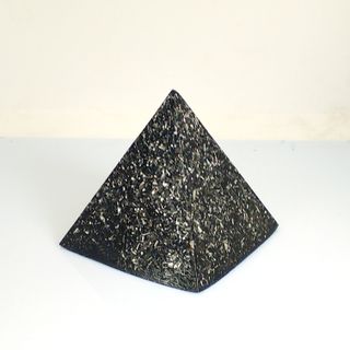 Orgonita piramidal pequeña con TURMALINA y SHUNGIT