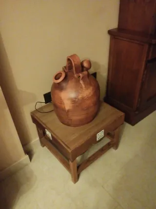 Mesita de madera con detalles de terracota