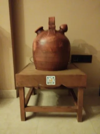 Mesita de madera con detalles de terracota