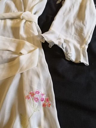 Camisón blanco con flores rosas