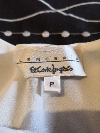 Camisón blanco con flores rosas