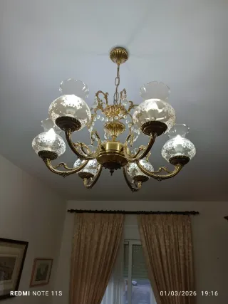 Lámpara de bronce con detalles de cristal