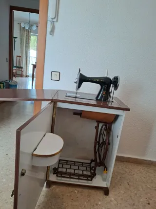 Mueble con máquina de coser Alfa clásica