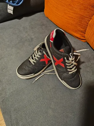 Zapatillas deportivas niño negras y rojas