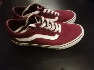 Zapatillas Vans rojas y blancas