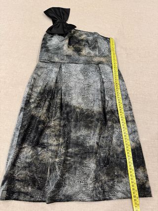 Vestido fiesta Talla S con lazo en un tirante.
