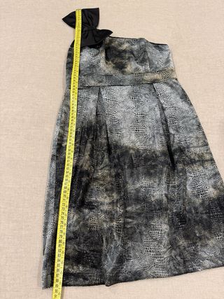 Vestido fiesta Talla S con lazo en un tirante.