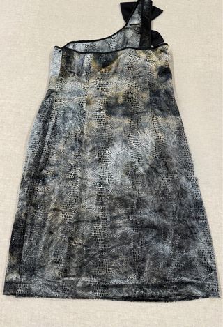 Vestido fiesta Talla S con lazo en un tirante.