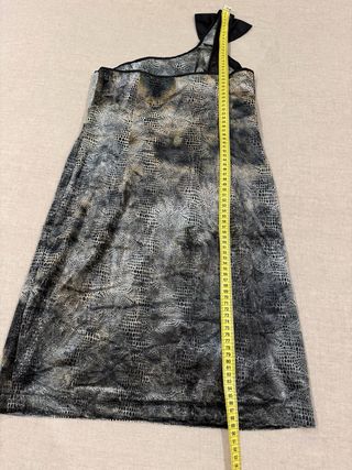 Vestido fiesta Talla S con lazo en un tirante.