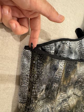 Vestido fiesta Talla S con lazo en un tirante.