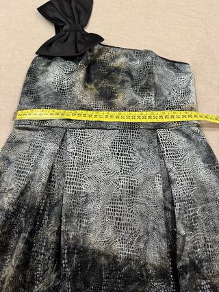 Vestido fiesta Talla S con lazo en un tirante.