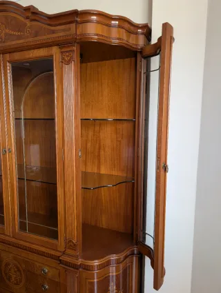 Mueble salón vitrina de madera maciza y cristal