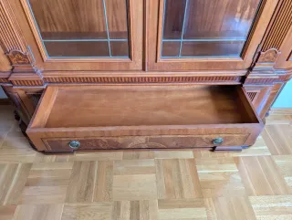 Mueble salón vitrina de madera maciza y cristal