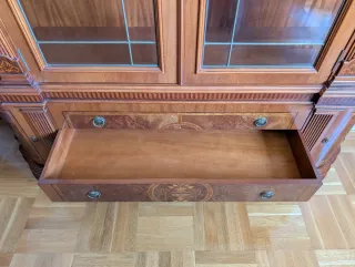 Mueble salón vitrina de madera maciza y cristal