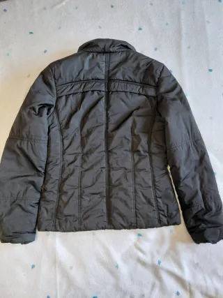 Chaqueta negra acolchada
