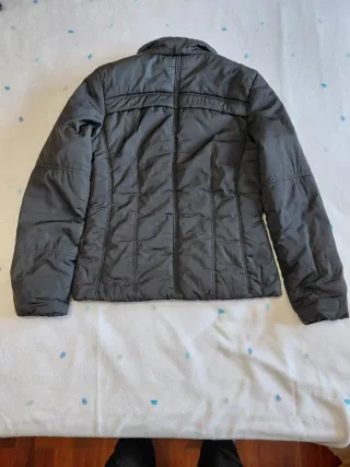 Chaqueta negra acolchada