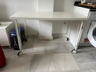 Mesa blanca con Rueda!
