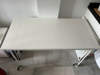 Mesa blanca con Rueda!