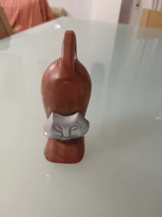 Figura de madera y metal en forma de gato