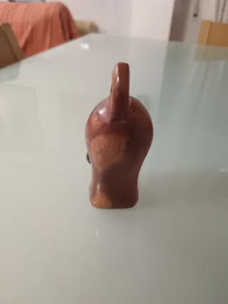 Figura de madera y metal en forma de gato