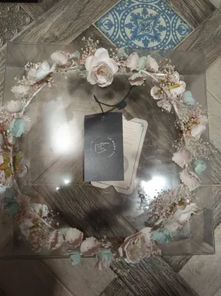 Corona de comunión flores verdes agua y blancas