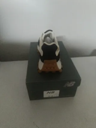 Zapatillas New Balance beige y negro