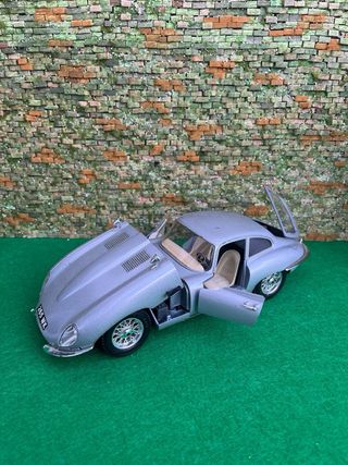 Jaguar E-Type (1961) - Bburago - escala 1:18