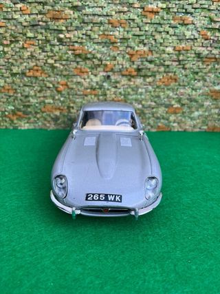 Jaguar E-Type (1961) - Bburago - escala 1:18