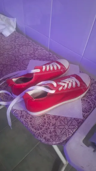 Zapatillas rojas y blancas