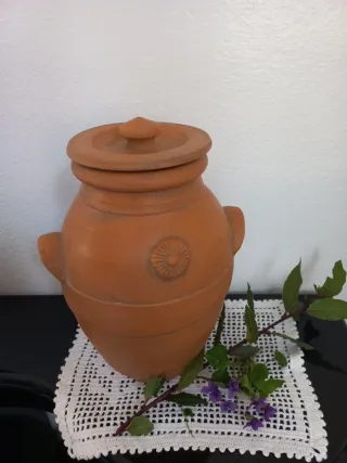 Orcio in terracotta artigianale con coperchio