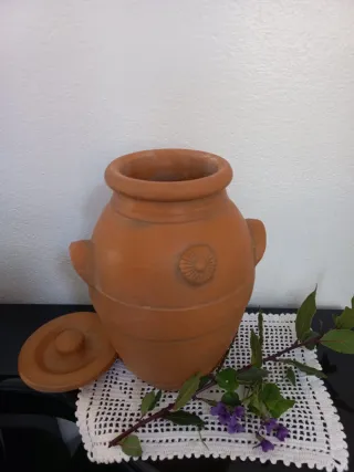 Orcio in terracotta artigianale con coperchio