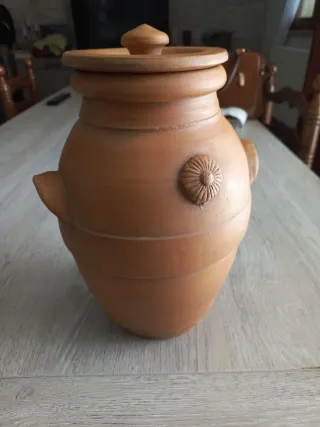 Orcio in terracotta artigianale con coperchio