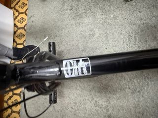 Bicicleta BMX negra con ruedas rojas