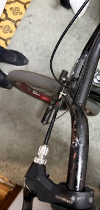 Bicicleta BMX negra con ruedas rojas