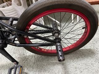 Bicicleta BMX negra con ruedas rojas