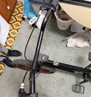 Bicicleta BMX negra con ruedas rojas