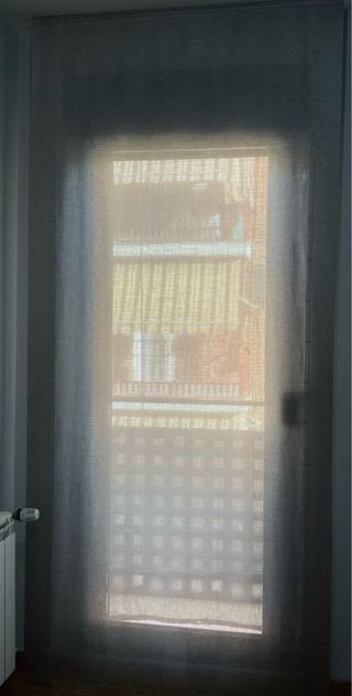 Estor de tela gris con mecanismos