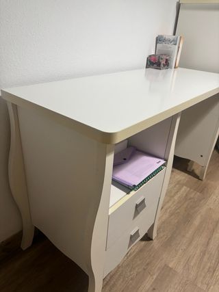 Conjunto de muebles de dormitorio color blanco.