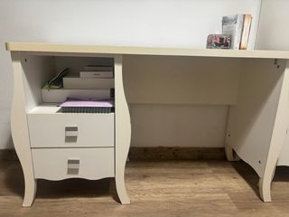 Conjunto de muebles de dormitorio color blanco.